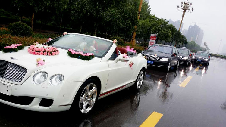 婚禮前新娘車禍身亡，男子堅持結婚，瞅見婚車下來的人，全場沸騰