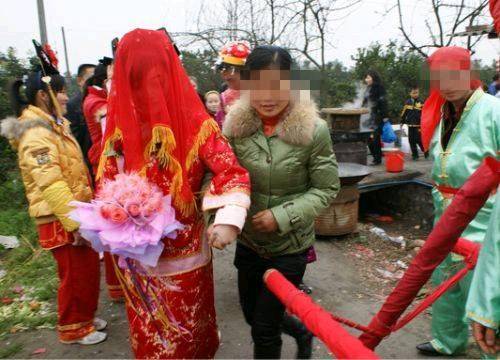新婚夜老公去沖涼，小叔子給他發來簡訊，看到信息內容，怒提離婚