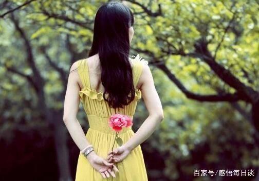 結婚前一天，父親的公司宣布破產，看到未婚妻的做法，我紅了雙眼