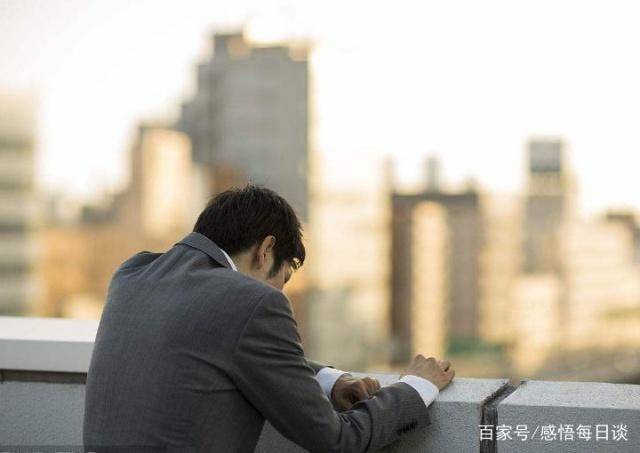結婚前一天，父親的公司宣布破產，看到未婚妻的做法，我紅了雙眼