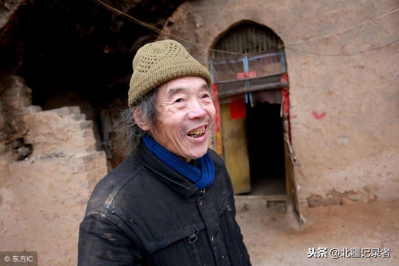 為了一家老小，農村老漢不惜「挖地千尺」，7年後全村人都對他刮目相看！