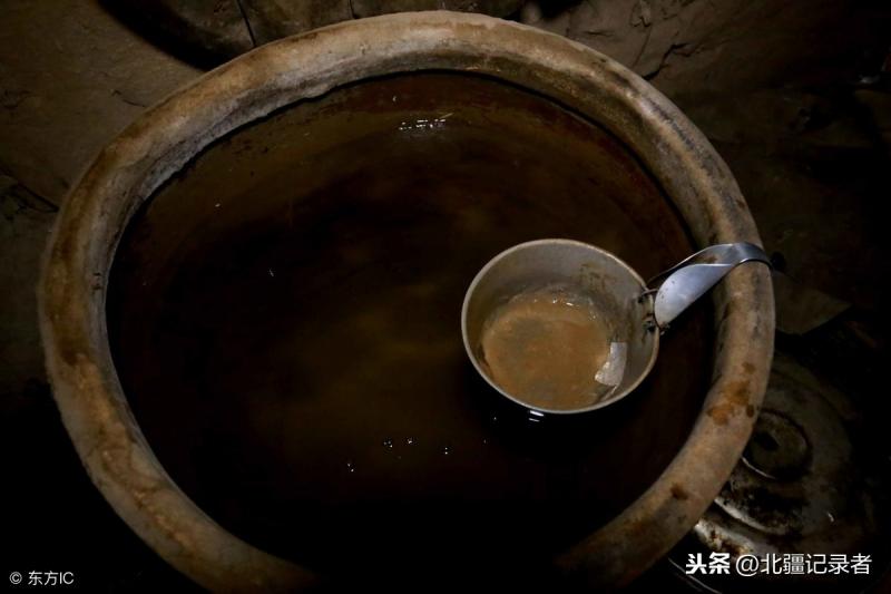 為了一家老小，農村老漢不惜「挖地千尺」，7年後全村人都對他刮目相看！