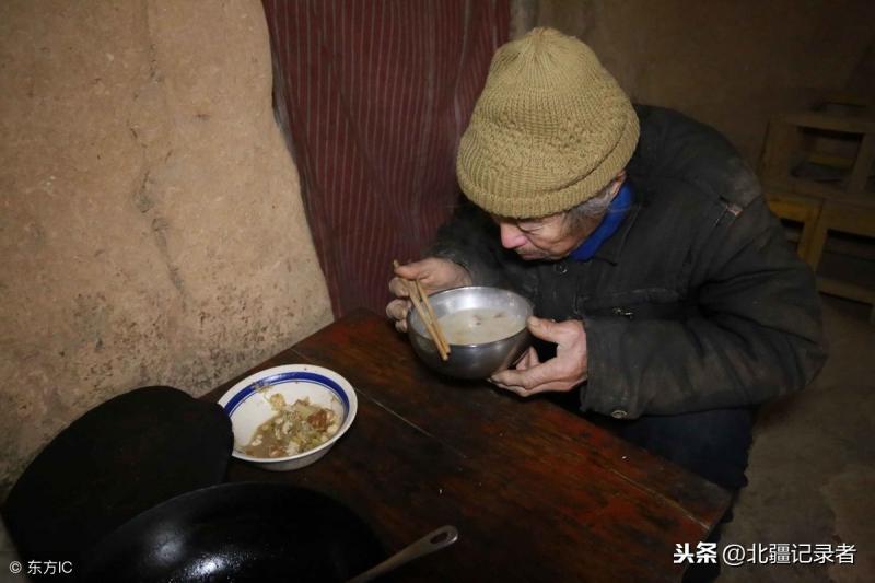 為了一家老小，農村老漢不惜「挖地千尺」，7年後全村人都對他刮目相看！