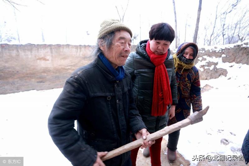 為了一家老小，農村老漢不惜「挖地千尺」，7年後全村人都對他刮目相看！