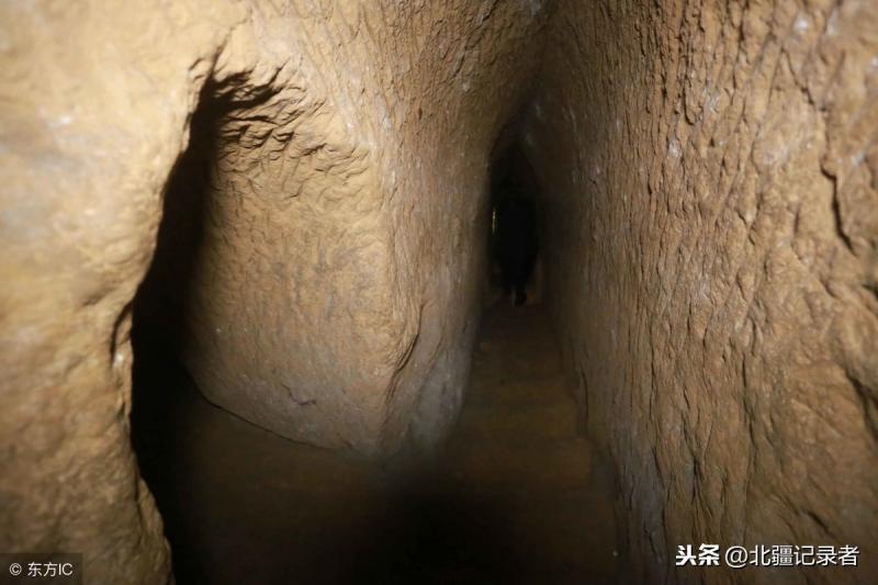 為了一家老小，農村老漢不惜「挖地千尺」，7年後全村人都對他刮目相看！