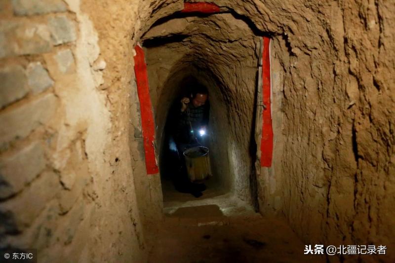 為了一家老小，農村老漢不惜「挖地千尺」，7年後全村人都對他刮目相看！