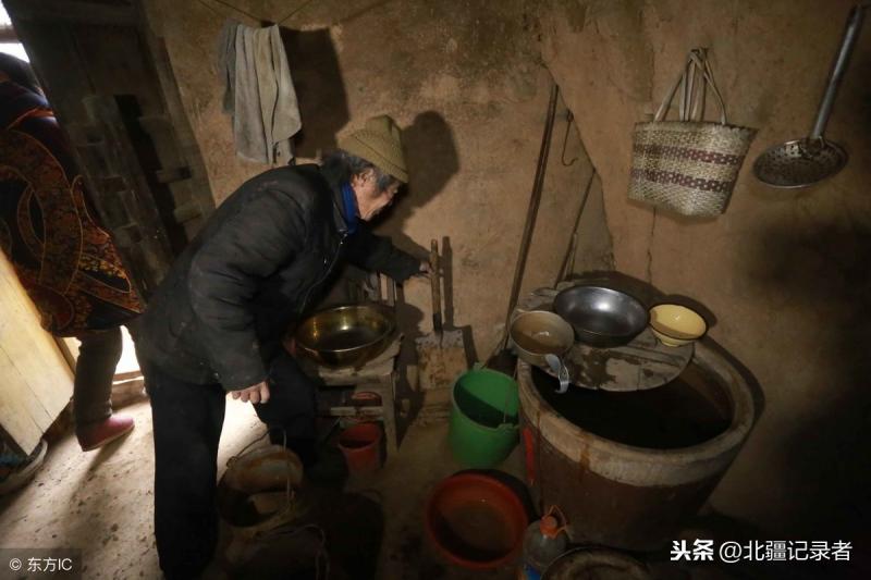 為了一家老小，農村老漢不惜「挖地千尺」，7年後全村人都對他刮目相看！