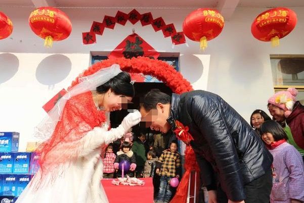 婚禮當天，婆婆給俺一張五萬的卡，第二天取錢時，餘額讓俺紅了眼