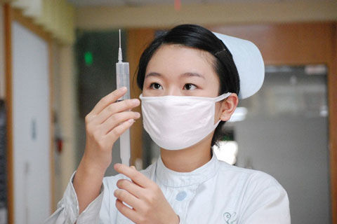 女兒車禍住院，女婿一個月不露面，俺勸離婚，護士一話俺自抽嘴巴