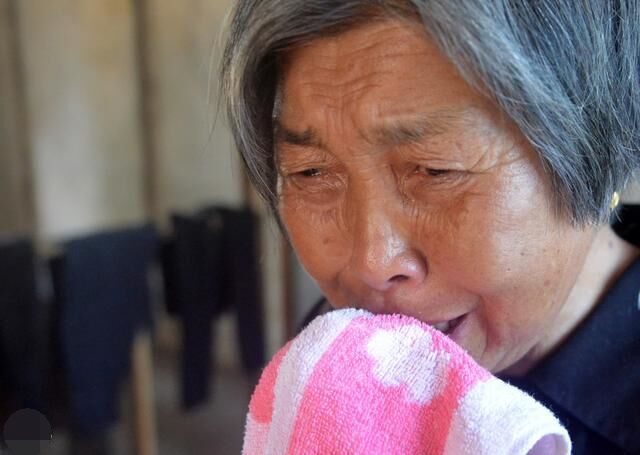 女兒車禍住院，女婿一個月不露面，俺勸離婚，護士一話俺自抽嘴巴