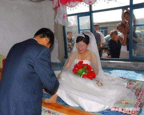 新婚夜新娘被前男友叫走，回來後精神失常，得知原因新郎上門感謝