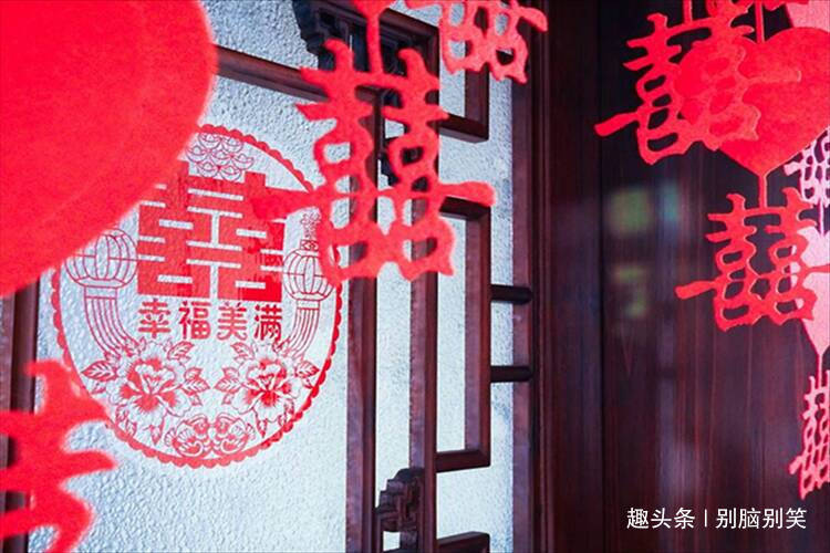 新婚夜新娘被前男友叫走，回來後精神失常，得知原因新郎上門感謝