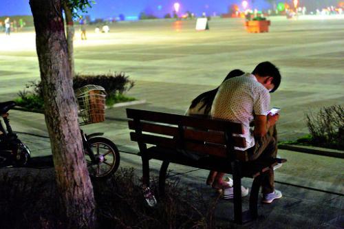 俺騙老公去出差，夜裡偷偷回家，用鑰匙打開門，俺傻住