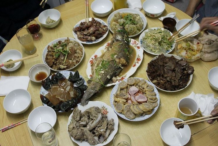 過年回娘家送禮，媽搬來六個凳子，俺發誓此生再不登娘家門