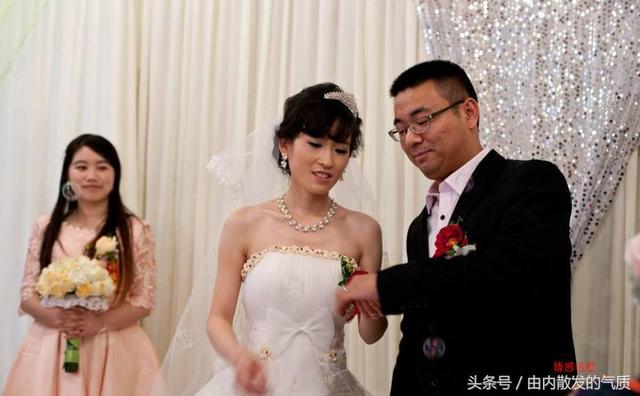 「結婚第二天，婆婆神秘兮兮的讓我去她房間，我羞紅了臉」