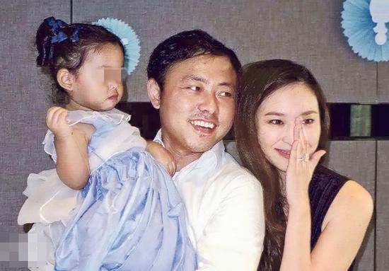  她曾被大小S看不起，如今未婚懷三胎男寶，身價已經幾十億 !