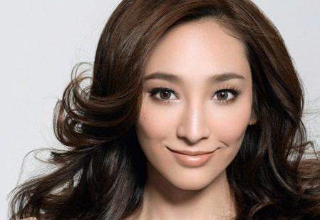 她曾被大小S看不起，如今未婚懷三胎男寶，身價已經幾十億 !