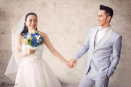 35歲張倫碩娶大12歲的鐘麗緹，都說他可少奮斗十年，結婚1年成這樣！