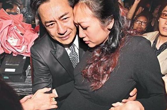 她嫁大16歲老公五年生四胎，還學老外從不坐月子，34歲的她比50歲老公還顯老！