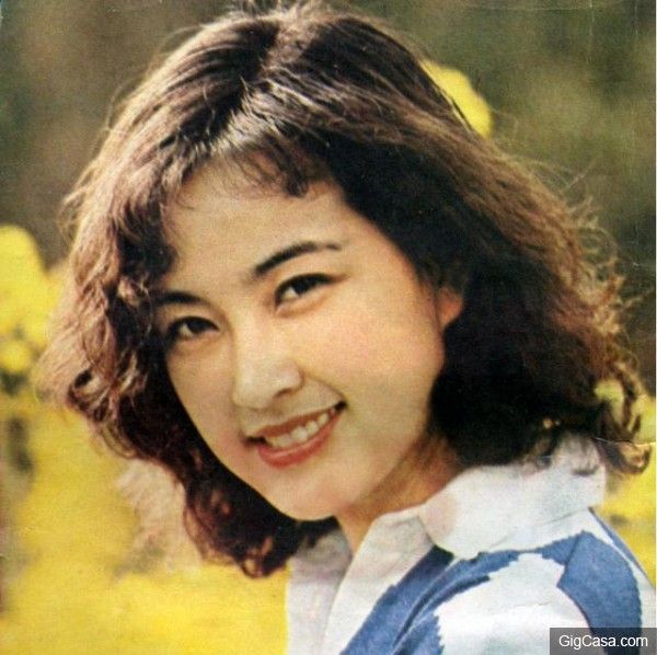 60歲仍風韻盎然的明星，偷吃小王被老公撞見竟當場下跪，她就是........