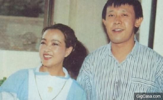 60歲仍風韻盎然的明星，偷吃小王被老公撞見竟當場下跪，她就是........