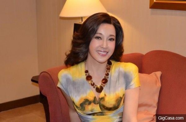 60歲仍風韻盎然的明星，偷吃小王被老公撞見竟當場下跪，她就是........