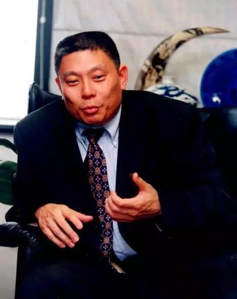 19歲敗光一個億，卻因一隻狗年賺百億成首富，百折不撓的他是臺灣人的驕傲