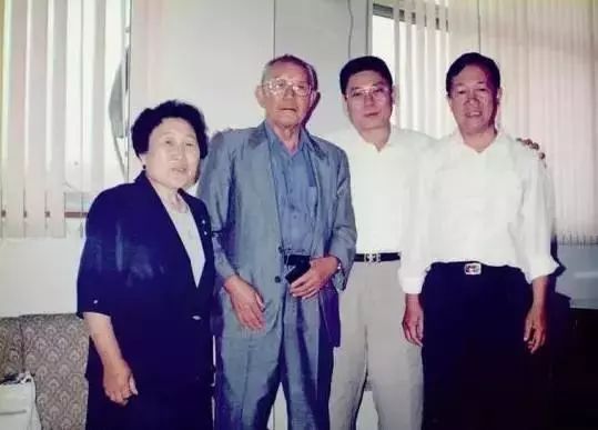 19歲敗光一個億，卻因一隻狗年賺百億成首富，百折不撓的他是臺灣人的驕傲
