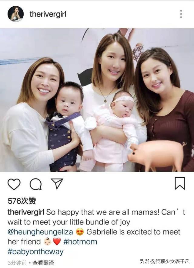 李亞男抱娃參加閨蜜聚會，2個月大女兒臉蛋肉嘟嘟吐舌頭萌態十足