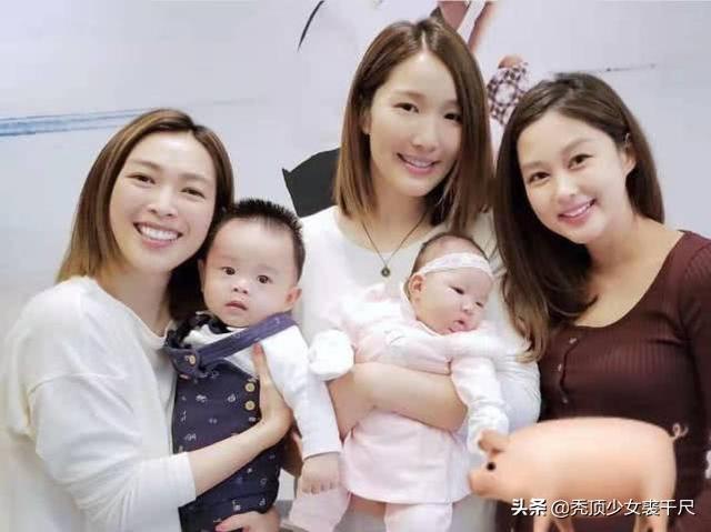 李亞男抱娃參加閨蜜聚會，2個月大女兒臉蛋肉嘟嘟吐舌頭萌態十足