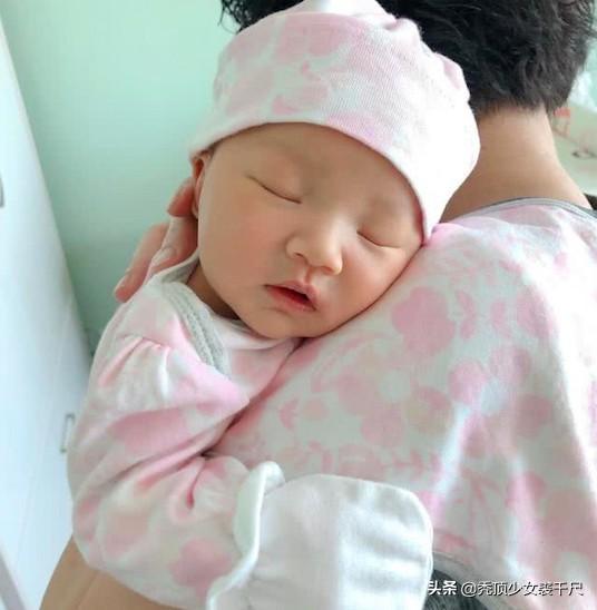 李亞男抱娃參加閨蜜聚會，2個月大女兒臉蛋肉嘟嘟吐舌頭萌態十足