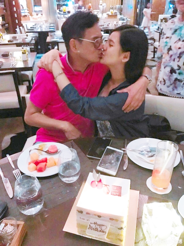 【過度親密引反感】港星跟異性孩子一起洗澡、接吻?!謝安琪、李國麟統統被罵翻…