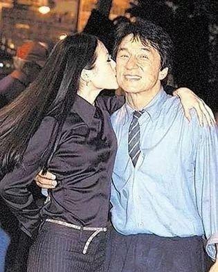 驚天醜聞 ！成龍父子曾同玩一個女人，她現在的身份已不弱成龍分毫！！