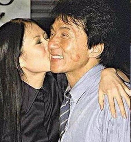 驚天醜聞 ！成龍父子曾同玩一個女人，她現在的身份已不弱成龍分毫！！