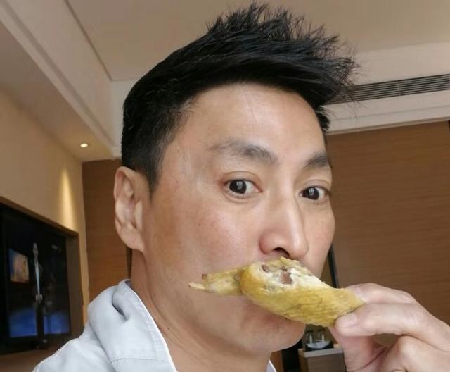60歲何家勁近照曝光，昔日「展昭」皮膚零鬆弛，從商不做明星？
