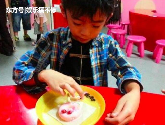 張柏芝為滿足兒子願望，懇求謝霆鋒一起過元宵節，六個字令人心酸！