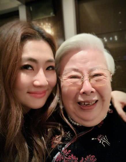 任家萱重度燒傷後都用美顏濾鏡自拍，與外婆合照臉上褶子都磨平了！