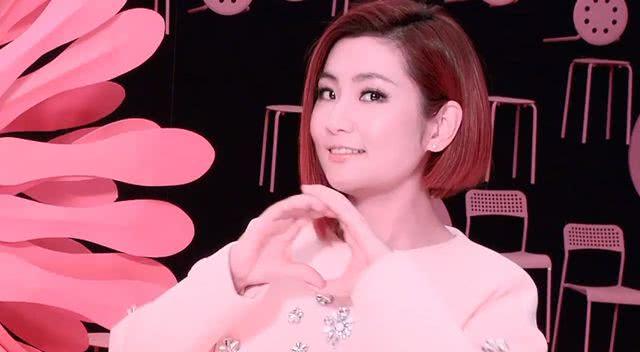 任家萱重度燒傷後都用美顏濾鏡自拍，與外婆合照臉上褶子都磨平了！