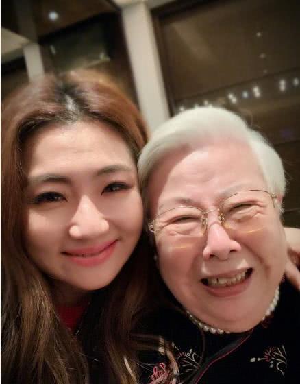 任家萱重度燒傷後都用美顏濾鏡自拍，與外婆合照臉上褶子都磨平了！
