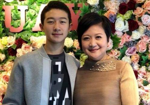她不顧53歲的高齡，停經靠吃藥來恢復月經，只為了再生一個
