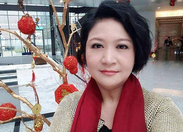她不顧53歲的高齡，停經靠吃藥來恢復月經，只為了再生一個