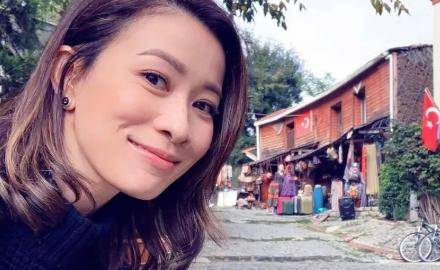 她們都是香港小姐出身，長相神似雙胞胎，兩人還都與周星馳有合作