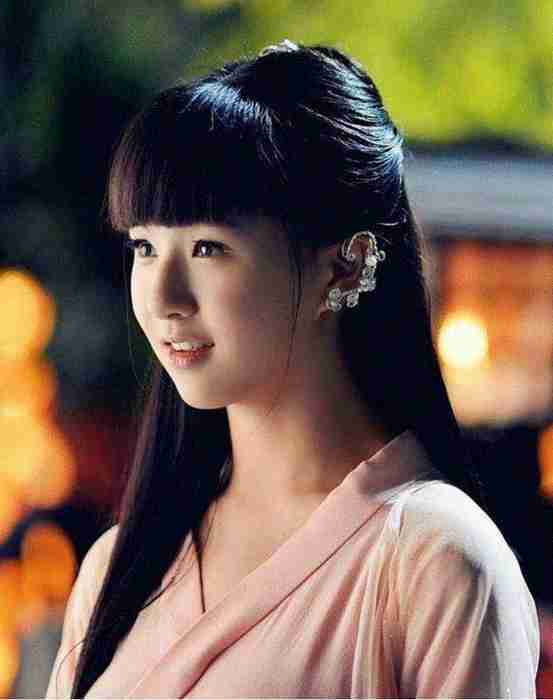 她上春晚一夜爆紅，小小年紀緋聞纏身，如今「轉」不動