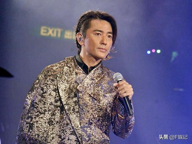 鄭伊健在台上賣力唱歌，老婆蒙嘉慧在台下支持，她40歲找到真愛，如今瘦身成功重回顏值巔峰！