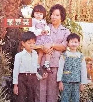 鄭伊健在台上賣力唱歌，老婆蒙嘉慧在台下支持，她40歲找到真愛，如今瘦身成功重回顏值巔峰！