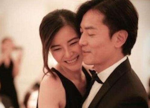 鄭伊健在台上賣力唱歌，老婆蒙嘉慧在台下支持，她40歲找到真愛，如今瘦身成功重回顏值巔峰！