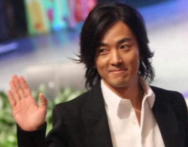 鄭伊健在台上賣力唱歌，老婆蒙嘉慧在台下支持，她40歲找到真愛，如今瘦身成功重回顏值巔峰！