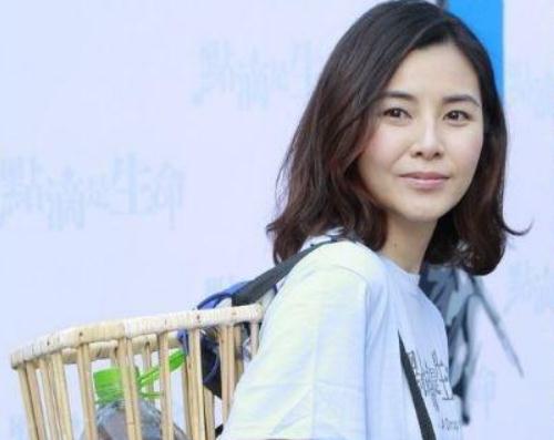 鄭伊健在台上賣力唱歌，老婆蒙嘉慧在台下支持，她40歲找到真愛，如今瘦身成功重回顏值巔峰！