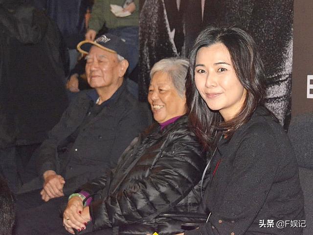 鄭伊健在台上賣力唱歌，老婆蒙嘉慧在台下支持，她40歲找到真愛，如今瘦身成功重回顏值巔峰！
