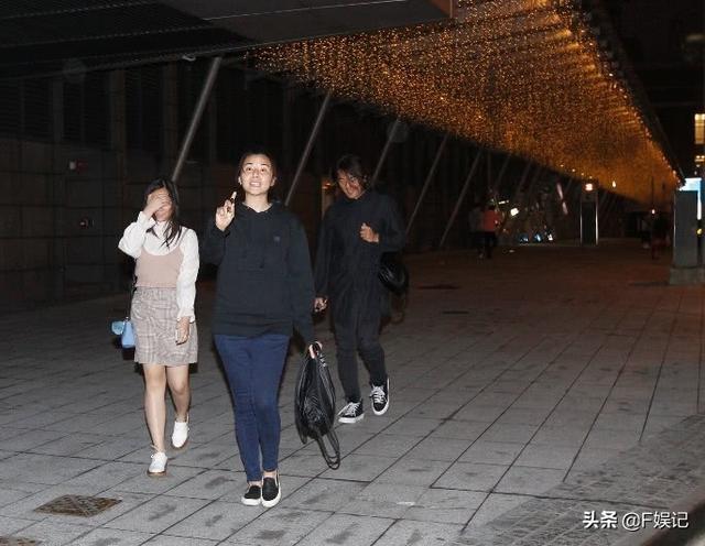 鄭伊健在台上賣力唱歌，老婆蒙嘉慧在台下支持，她40歲找到真愛，如今瘦身成功重回顏值巔峰！
